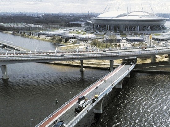 В Петербурге открылся, правда, пока неофициально, Яхтенный пешеходный мост, который построили к чемпионату мира по футболу