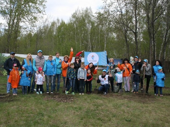 Сотрудники «Ростелекома» высадили яблонево-грушевую аллею в честь Дня Победы в Барнауле