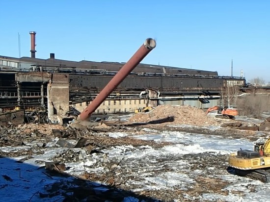 Падение 40-метровой трубы в Новокузнецке запечатлели на камеру 