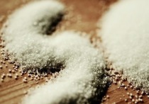 Диетологи не устают повторять, что употребление соли способствует быстрому накоплению лишнего веса