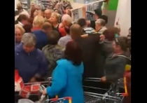 В Интернете набирает просмотры ролик, который очевидцы сняли в одном из супермаркетов города Омск, где устроили акцию с распродажей сахара