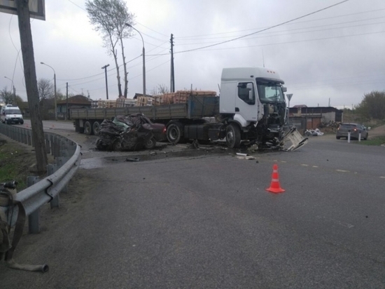 В столкновении с грузовиком погиб водитель легковушки на Тюменском тракте 
