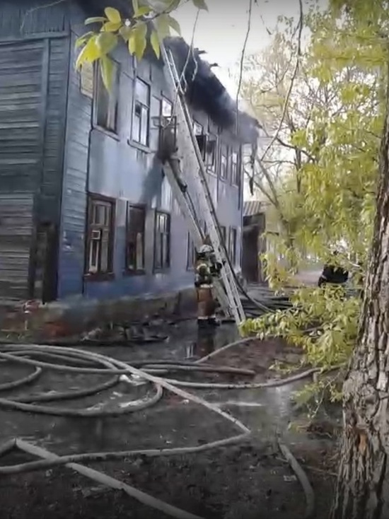 Деревянный дом горит в районе площади Сенной в Нижнем Новгороде