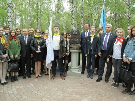 Памятник школьному портфелю открылся в Нижнем Новгороде