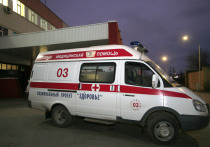 Водитель Kia белого цвета на высокой скорости влетел в будку охранника ТЦ "Крокус Сити Холл". Находившийся внутри мужчина получил смертельные травмы