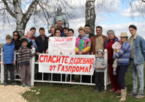 День Победы в этом году жители деревни Аксеново Волоколамского района отпраздновали массовым шествием с плакатами «Спасем деревню от «Газпрома»!»