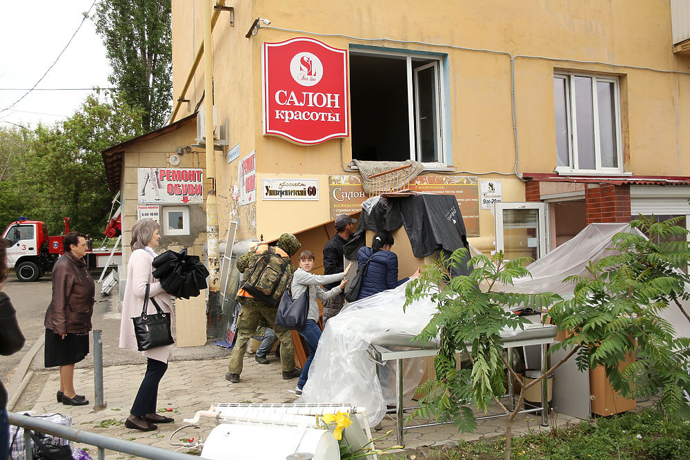 Жильцы взорванного дома в Волгограде забирают вещи из квартир