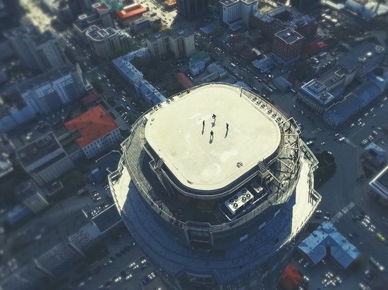 Футболисты «Урала» утроили игру в «квадрат» на крыше небоскреба 