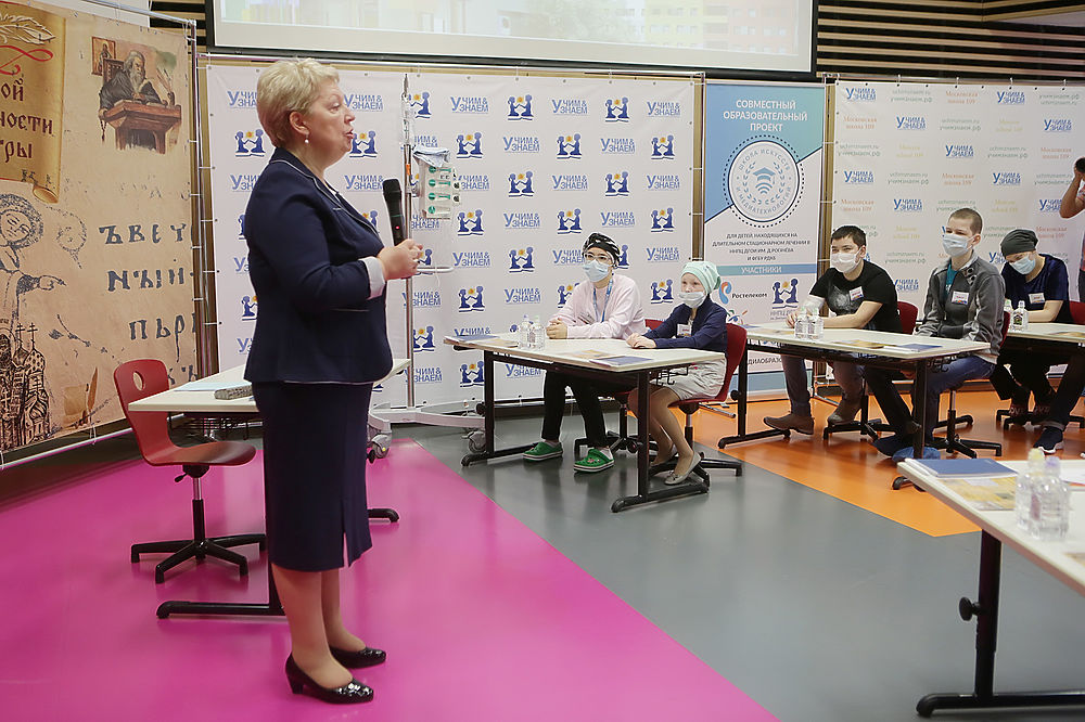 Министр образования Васильева провела открытый урок для онкобольных детей