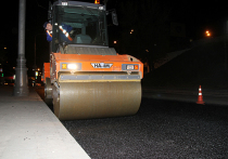 Коммунальщики активно ремонтируют и обновляют дорожное покрытие в Златоглавой