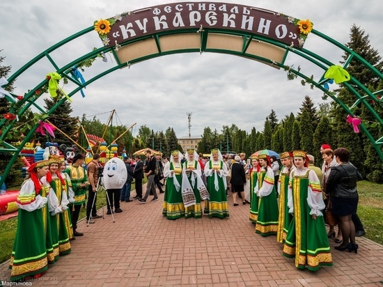 На фестивале яйца в Тамбовской области организовали парад колясок и приготовили гигантскую яичницу