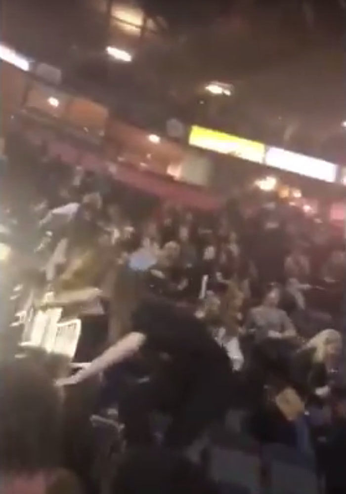 Взрыв в Манчестере: пользователи поделились кадрами с места теракта