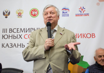 Взять интервью у Анатолия Карпова, приехавшего в Казань на открытие третьих Всемирных игр юных соотечественников, оказалось совсем непросто