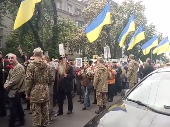 Генпрокурор Украины Юрий Луценко заявил, что на новое шествие выйдут миллионы, "смыв горстку песка волной украинского океана"