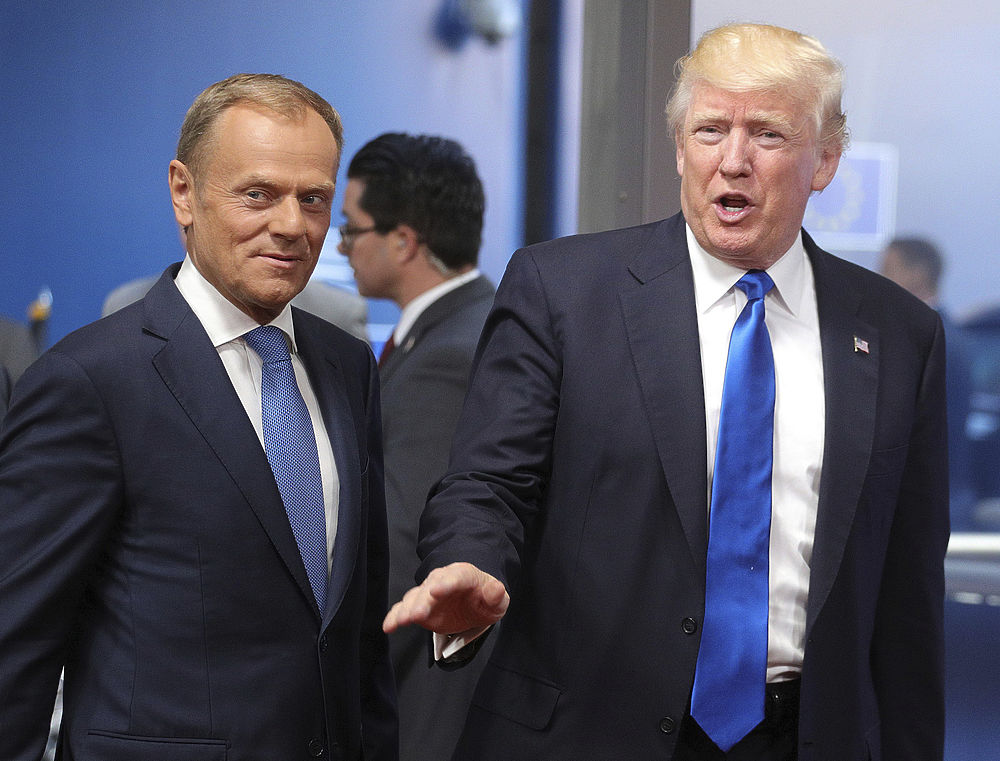 Синий галстук и белые костяшки: эксцентричный Трамп на брюссельском саммите