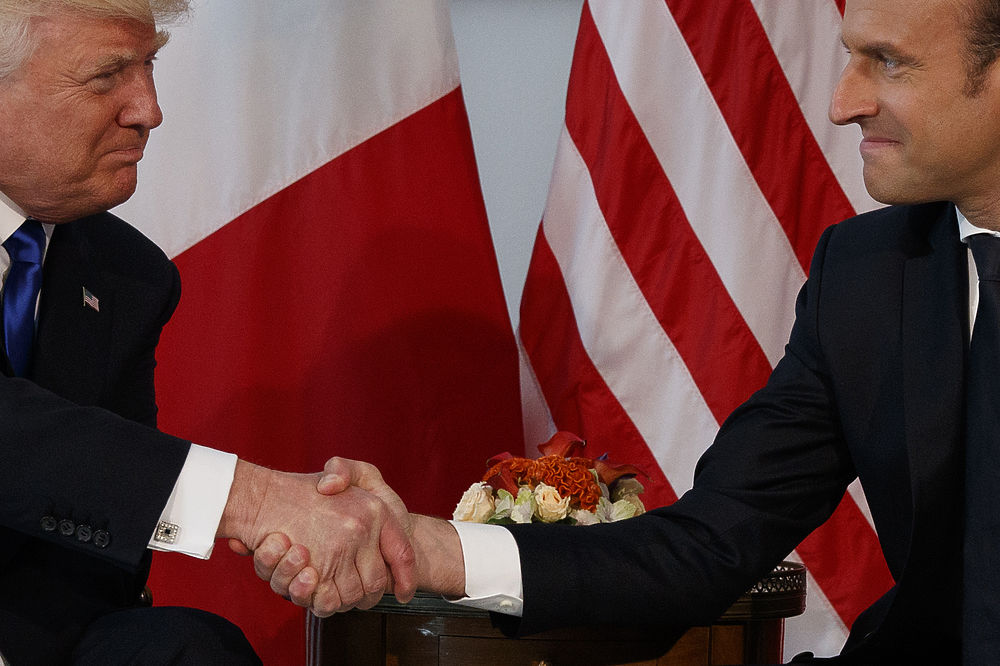 Синий галстук и белые костяшки: эксцентричный Трамп на брюссельском саммите