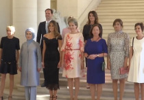 На официальном фото Готье Дестенэ встал в один ряд с женами первых лиц НАТО и при этом чувствовал себя в своей тарелке