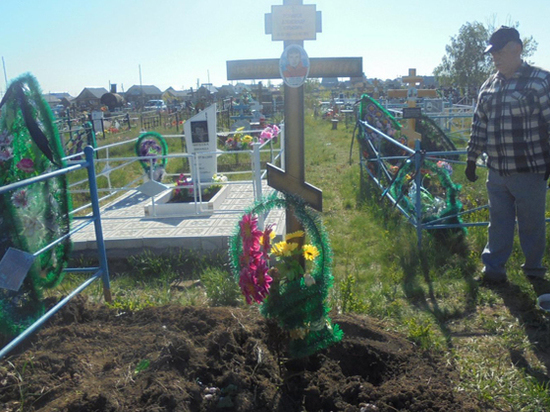 Супруги из Магнитогорска обнаружили разрытую могилу спустя год после похорон.
