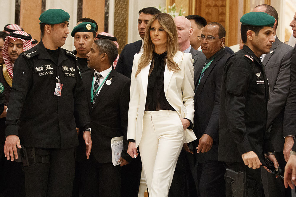 Меланья Трамп показала наряды: от черной вуали до стиля "сафари"