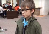 В центре Москвы полиция силой забрала и увезла мальчика, который на улице читал стихи. Это в миллион раз хуже, чем история с Гоголь-центром, с Серебренниковым