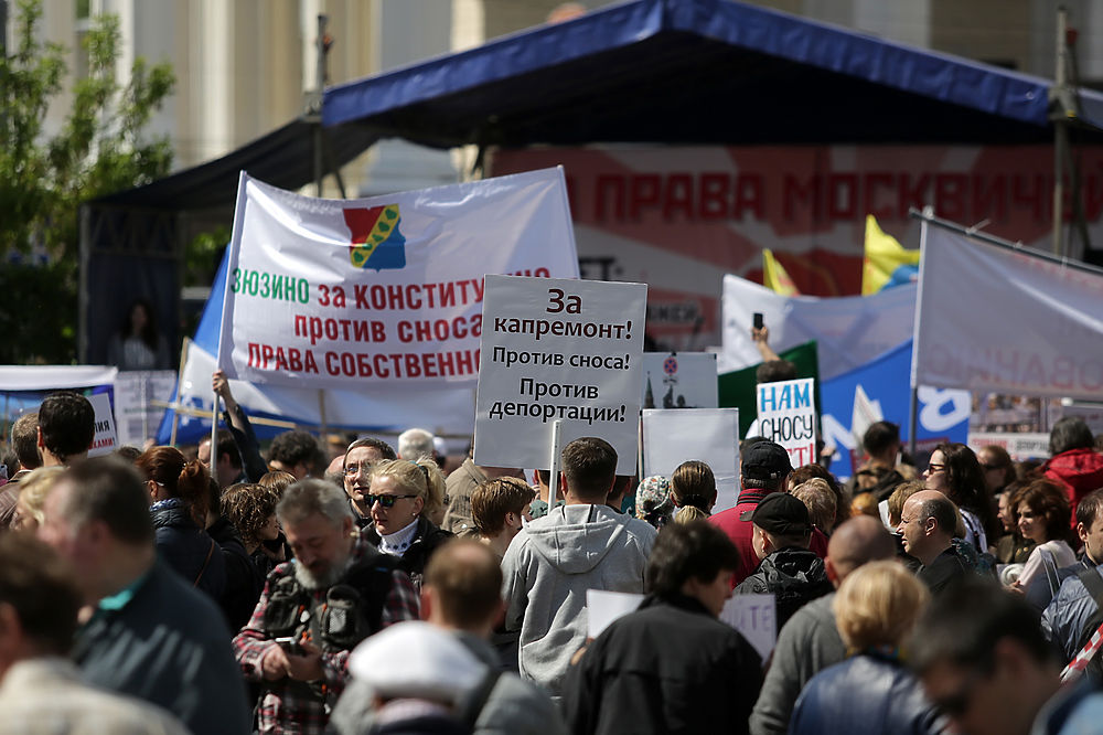 Состоялся митинг за права москвичей: лозунги среди сирени
