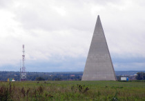 Знаменитая пирамида Александра Голода, построенная на Рижском шоссе, пострадала от сильных порывов ветра в понедельник