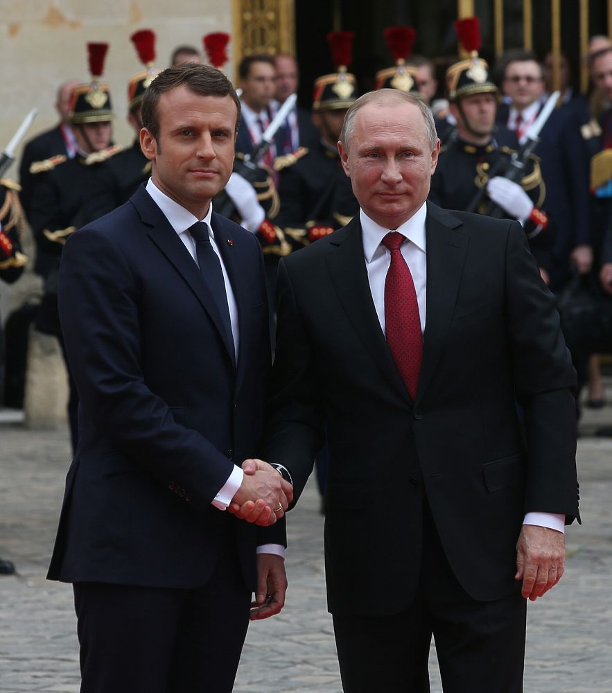 Путин и Макрон померялись брутальностью: кадры встречи