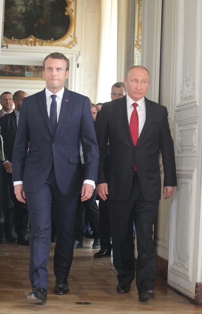 Путин и Макрон померялись брутальностью: кадры встречи
