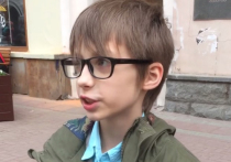 Родная мать 10-летнего ребенка, задержанного в центре Москвы во время чтения «Гамлета», обвинила его мачеху Кристину Скавронски в вовлечении ребенка в попрошайничество