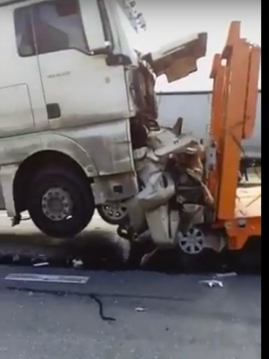 На трассе Оренбург-Казань легковушку расплющило между грузовиками? 