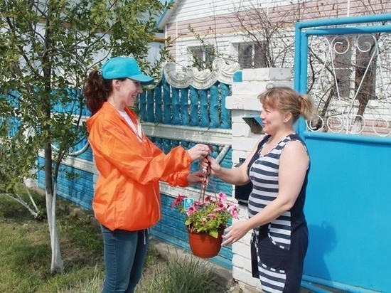 «Ростелеком» подарил цветы жителям коттеджных поселков Барнаула