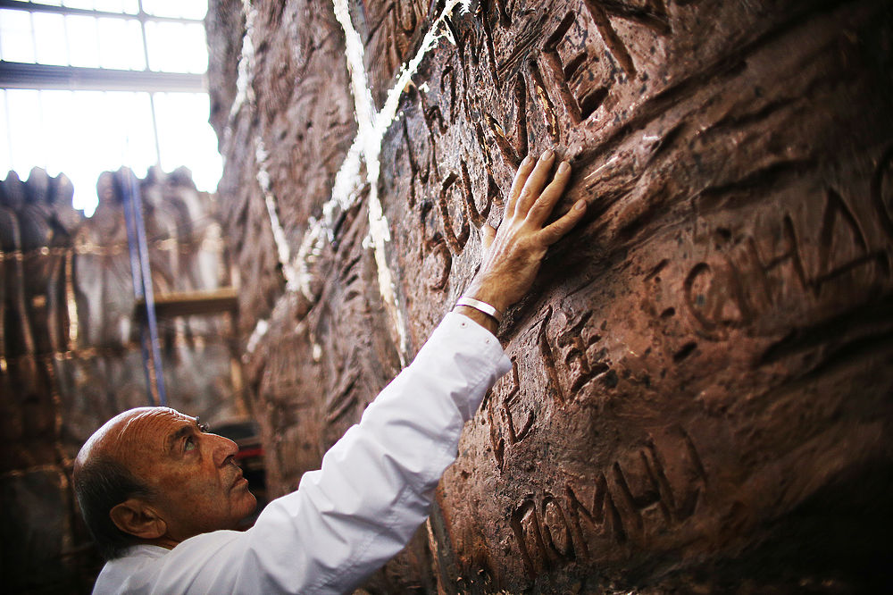 Скульптор Георгий Франгулян показал готовность монумента "Стена скорби"