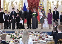 31 мая, накануне Дня защиты детей, президент наградил в Кремле орденами «Родительская слава» особо выдающихся многодетных мам и пап