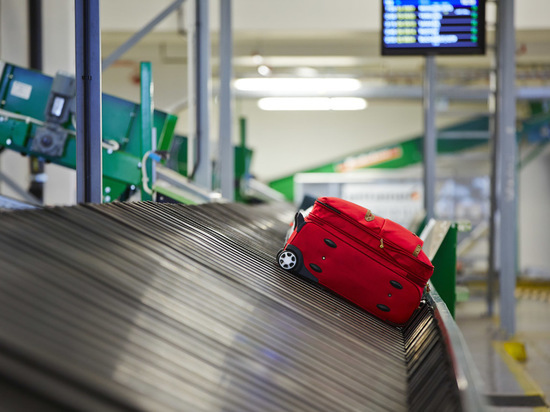 Авиакомпания выплатит оренбурженке за потерю багажа более 100 000 рублей 