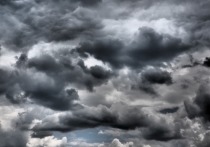 «Погода продолжает удивлять - вымеобразные облака (Mammatus clouds) над Москвой!» - Написал в своем инстаграмме в пятницу вечером главный российский «охотник за кометами», сотрудник ИПМ РАН Леонид Еленин