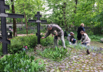 Накануне дня рождения Юрия Спегальского псковские архитекторы, реставраторы и музейщики по традиции посетили его могилу на Мироносицком кладбище