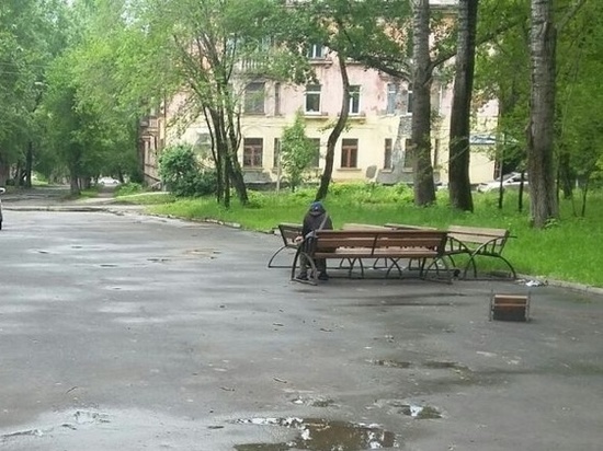 «Посиделки»: в Барнауле вандалы вырвали и передвинули скамейки