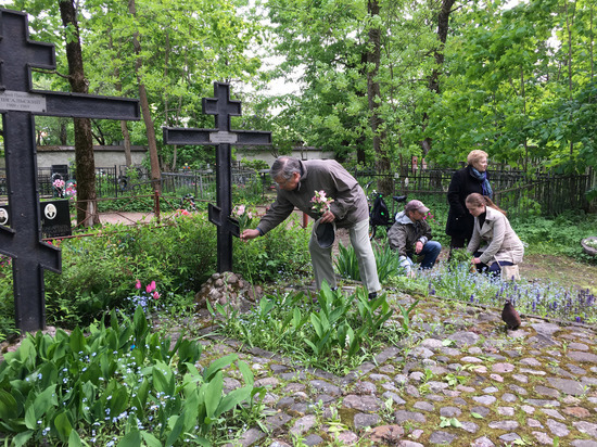 Накануне дня рождения Юрия Спегальского псковские архитекторы, реставраторы и музейщики по традиции посетили его могилу на Мироносицком кладбище