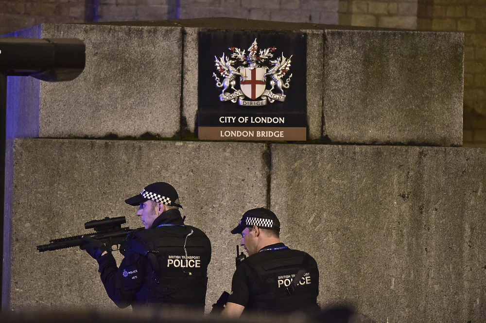 Двойной теракт в Лондоне: шокирующие кадры с места событий
