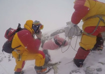 Более 60 лет альпинисты –  профессионалы и любители, – поднимаются на высочайшую вершину Земли
