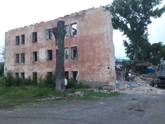 В Кувандыке здание демонтируется с нарушениями 