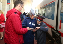 Пассажиры скоростного поезда «Стриж», отправившегося в Москву утром 1 июня, очень удивились, увидев рядом с проводниками еще и юных помощников в форме Детской железной дороги