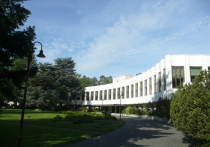 Российское генеральное консульство в Бонне, бывшей столице Западной Германии, считается самым большим консульским учреждением в мире
