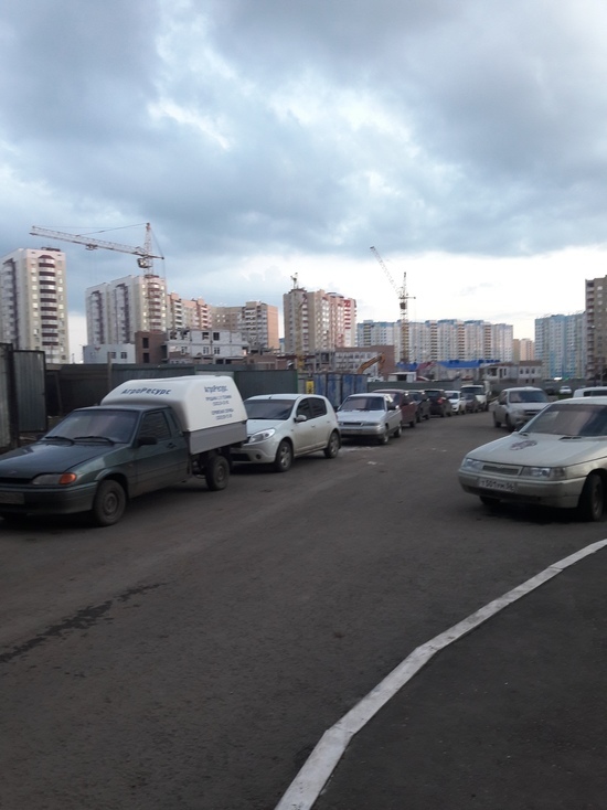  В Оренбурге жители новостроек жалуются на недостаток парковочных мест 