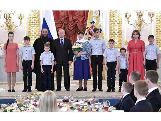 Многодетной семье священнослужителя из Гусиноозерска Владимир Пу-тин вручил орден «Родительской славы»