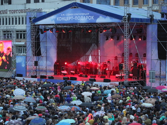 На площади Мира в Красноярске состоялся праздничный концерт, посвященный 80-летию известного горожанина