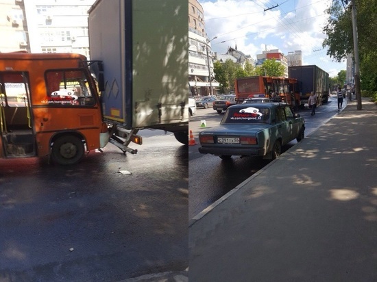 Маршрутный автобус протаранил фуру на улице Белинского в Нижнем Новгороде 