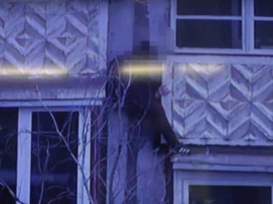 Ребенок застрял между балконами многоэтажки в Оренбурге 