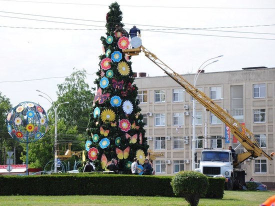 Ко Дню города Тамбова на Комсомольской площади установили елку