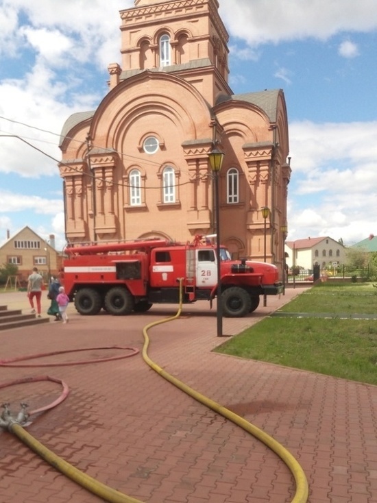 Пожарные тушили огонь в церкви Гая